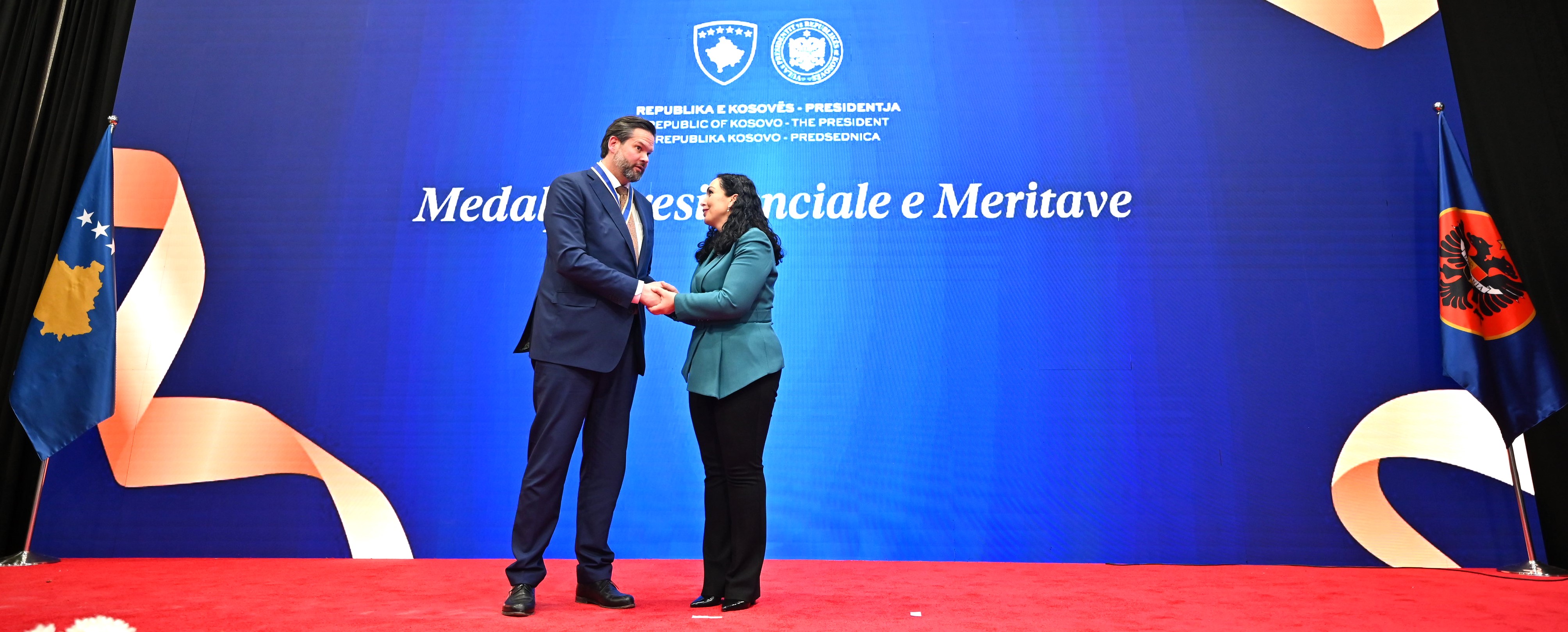 Der österreichische Europaabgeordnete Lukas Mandl wird durch die Staatspräsidentin der Republik Kosovo, Vjosa Osmani, mit der „Presidential Medal Of Merits“ ausgezeichnet